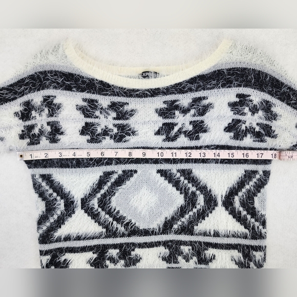 🚨LAST CALL🚨 Express Aztec Fuzzy Knit Sweater Women's Extra Small Soft & Comfy - Picture 4 of 9